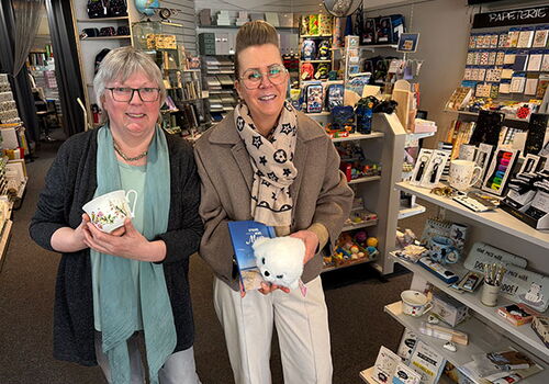 Zwei Frauen in einem Laden mit Geschenkartikeln.