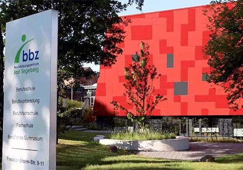 Rotes Gebäude mit bbz-Schild im Vordergrund.