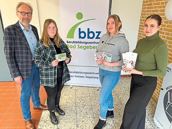 Schulleiter Heinz Sandbrink stellt am kommenden Montag das BBZ vor. Mala Sielk, Milena Möller und Emely Weber (v.li.) empfehlen das BBZ allen, die sich schulisch neu orientieren. Foto: ohe
