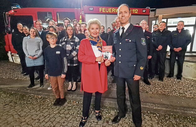 Stefan Kuhn, Wehrführer der Freiwilligen Feuerwehr Rohlstorf, überreichte Annette von Rantzau das Förderschild Partner der Feuwehr.Foto: hfr