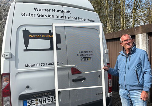 Mann steht neben Lieferwagen mit Insektenschutztür.