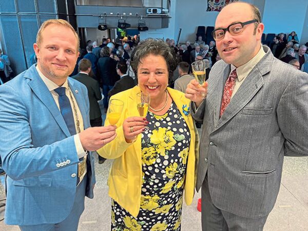Bad Segebergs Bürgermeister Toni Köppen (li.) und Bürgervorsteherin Monika Saggau stießen mit Schauspieler Patrick L. Schmitz auf das neue Jahr an. Fotos: ohe