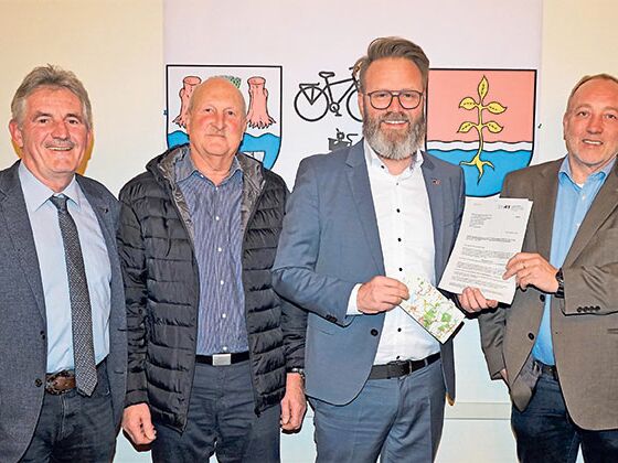 Geld für Radwege hatte Landesverkehrsminister Claus Ruhe Madsen(2.v.re.) im Gepäck. Amtsvorsteher Harald Krille (v.li.) freute das ebenso wie Stocksees Bürgermeister Günter Hagemann und Schmalensees Verwaltungschef Sönke Siebke.Foto: by