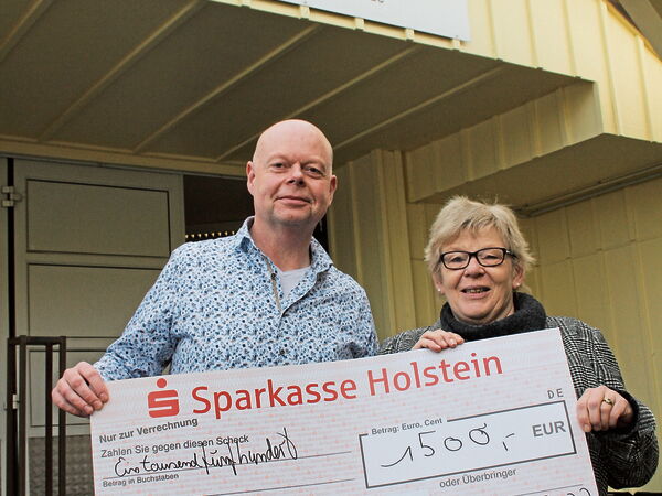 Viel Geld für die Segeberger Tafel: Marco Graupner, Geschäftsführer des Bad Schwartauer Unternehmens Klindwort Medical, überreichte der Tafel-Vorsitzenden Kirsten Tödt einen Scheck im Wert von 1.500 Euro. Foto: mq