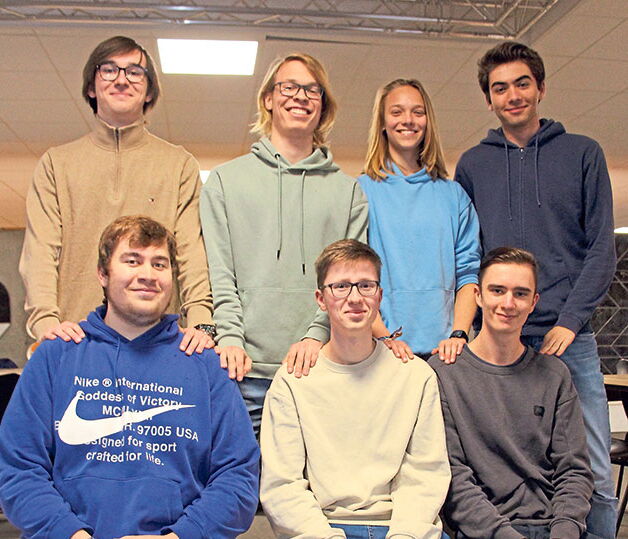 Felix Schulz, Mika Krüger, Paula Löbe und Jona Studt (hi.v.li.) sowie Torge Pilch, Marcel Grauerholz und Justin Meyer (vorne v.li.) haben in dem Fach Wipo einen Youtube-Kanal für Grundschulkinder gestartet.Foto: mq