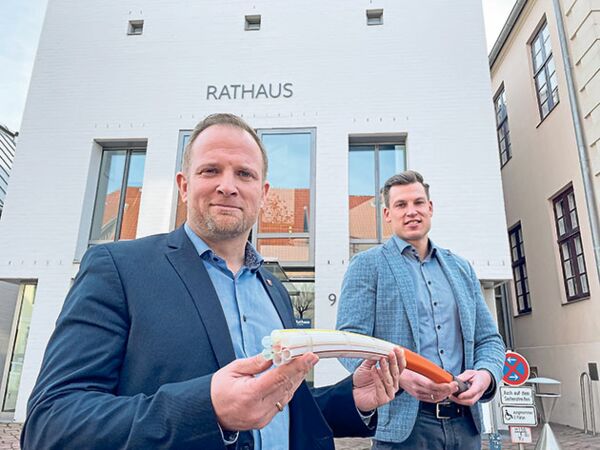 Bad Segebergs Bürgermeister Toni Köppen (li.) und Deutsche-Glasfaser-Projektmanager Oliver Prey