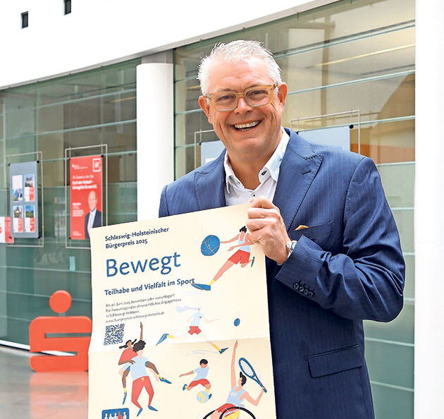 Ansgar Menke hält Plakat für Bürgerpreis Schleswig-Holstein Bürgerpreis Schleswig-Holstein Plakat von Ansgar Menke gehalten