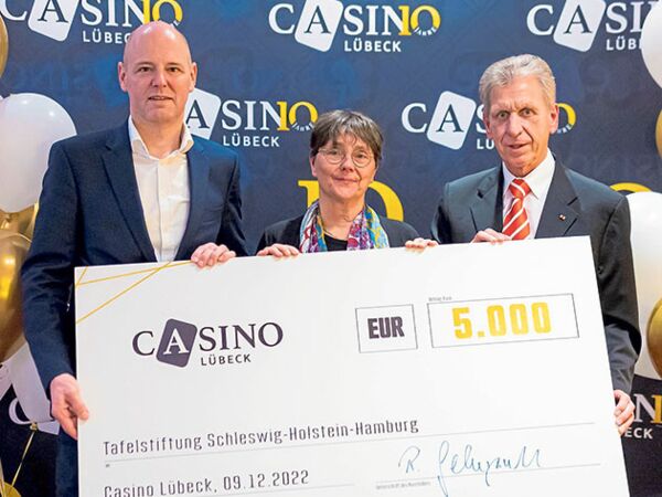 Rainer Schepull, Geschäftsführer Spielbank Schleswig-Holstein (li.), begrüßte die Finanzministerin des Landes Schleswig-Holstein, Monika Heinold,