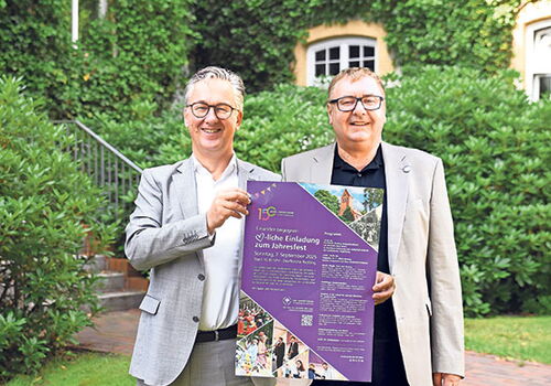 Matthias Dargel und Clemens Veltrup halten ein Plakat