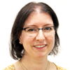 Portrait von Juliane Sparringa, lächelnd mit Brille.