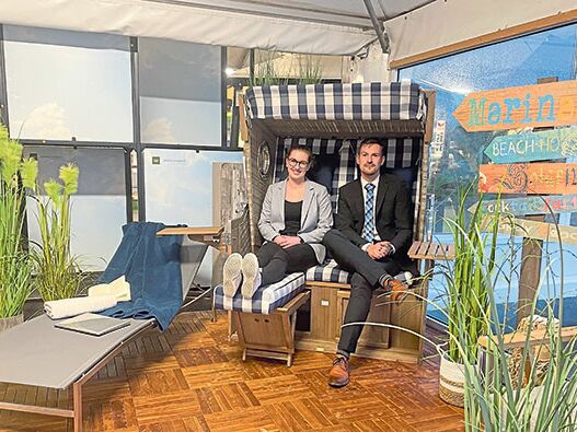 Im Gartenmöbelzelt von Möbel Kraft in Bad Segeberg werden ab Sonnabend, 25. Februar, die neuesten Trends präsentiert. Laura Asbach und Adrian Heiliger haben schon einmal Platz genommen in einem Strandkorb.Foto: hfr