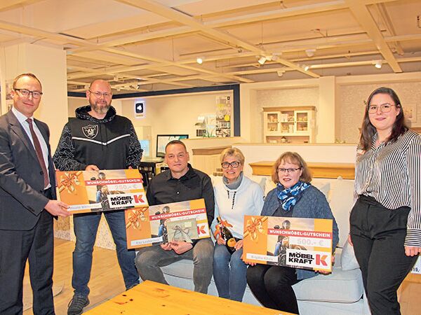 Thorben Woelke, Hausleiter bei Möbel Kraft in Bad Segeberg (li.), und Serena Daebel (Marketing, re.) überreichten Gutscheine an Ingo Dittberner (v.li.), Kay und Ute Luckmann und Brigitte König.Foto: mq