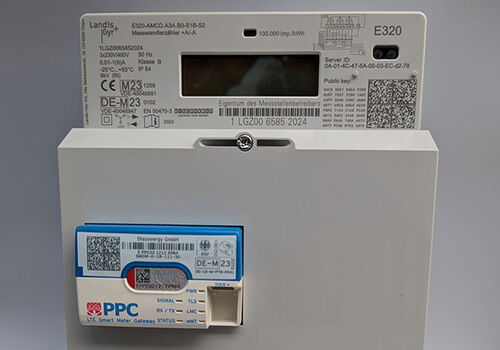 Digitaler Stromzähler von Landis+Gyr mit Gateway-Modul.