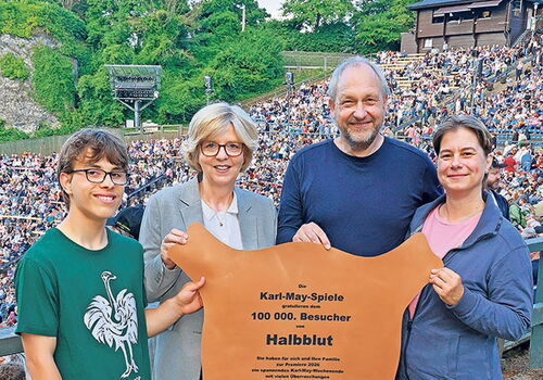 Vier Personen halten eine Auszeichnung bei Karl-May-Spielen.