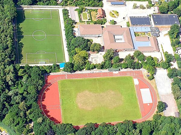 Die Luftbildaufnahme zeigt das großzügige Schulgelände des Schulzentrum Leezen mit Wald und Seezugang, zwei Sporthallen, drei Sportplätzen und die neue vierspurige Tartan-Laufbahn.Foto: hfr