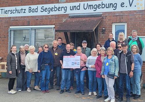 Gruppe vor Tierschutz Bad Segeberg mit großem Scheck.