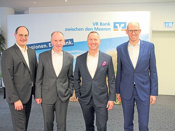 Die Vorstandsmitglieder Stefan Frahm, Dr. Rainer Bous, Lars Nissen und Dirk Dejewski  (v.li.) sehen die VR-Bank zwischen den Meerendurch die Fusion gestärkt . Foto: ohe
