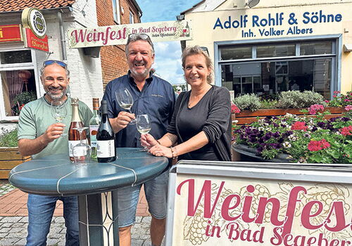 Drei Personen beim Weinfest in Bad Segeberg.