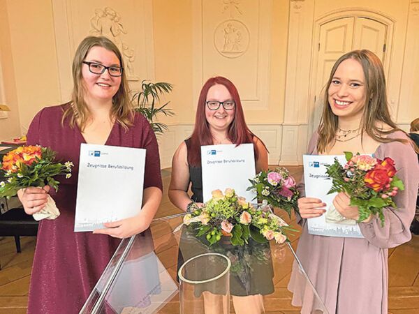 Hanna Grabitz, Marie-Christin Knittler und Anna Dittberner haben ihre dreieinhalbjährige Ausbildung am Forschungszentrum Borstel Leibniz Lungenzentrum erfolgreich absolviert.Foto: kf