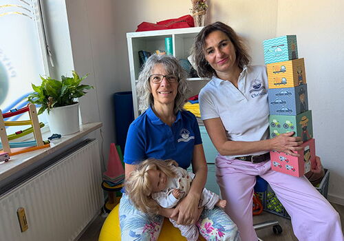 Zwei Frauen in einem farbenfrohen Raum mit Spielzeug