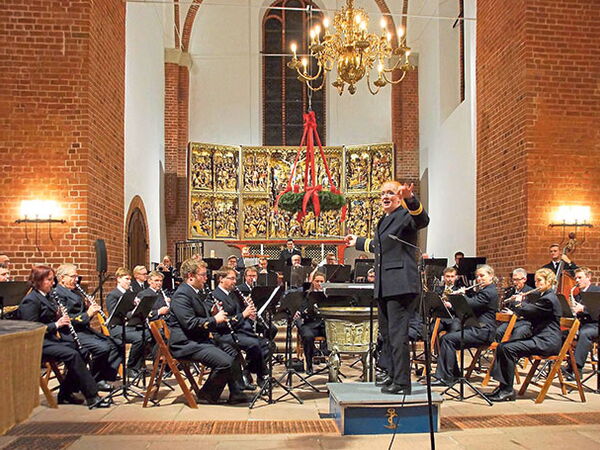 Zu einem Benefizkonzert hatten der Lions Club Bad Segeberg-Siegesburg und der Förderkreis Kirchenmusik das Marinemusikkorps Kiel zu Gast in der Marienkirche.Foto: hfr