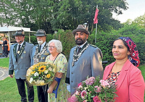 Zur Königsproklamation stellten sich die neuen Majestäten mit ihren Frauen der angetretenden Gildekompanie vor (v.li.): Erster Ältermann Andreas Toebs, König Gildeoberst Wolfgang Thum, seine Frau Bärbel, Königsschütze Gildehauptmann Balkar Singh und seine