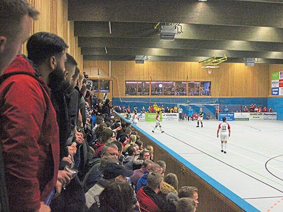 Die lange Pause ist vorbei, in Leezen rollt vom 6. bis 8. Januar wieder der Hallenfußball. 25 Mannschaften kämpfen in der Amtssporthalle um den Sieg beim Solarstrom-Cup sponsored by Elektrotechnik Hanschke & Hein.Foto: Nils Tonn