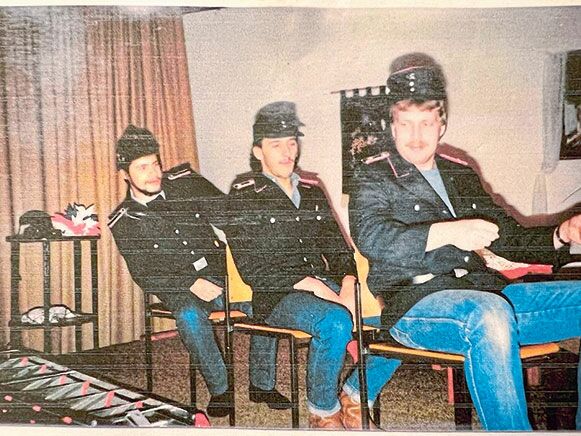 Bei der ersten Aufführung 1983 spielten Lorenz Brunner, Jörg Schmahlfeld und Gert Jürgens (v.li.) ein Feuerwehrauto. 