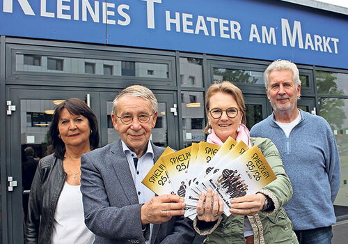 Theater Wahlstedt feiert Eröffnung mit Gästen vor dem Eingang.