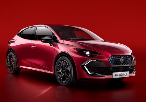 Roter Sportwagen auf rotem Hintergrund von schräg vorne.