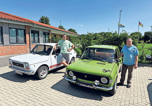 Uwe Heinrich (li.) und Jens Strey laden zur Jubiläumsfeier der Fiat Interessengemeinschaft Nord nach Weede ein.Foto: ohe