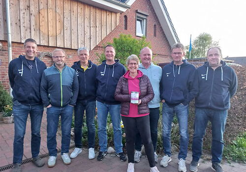Oering Osterfeuer-Team vor einem Backsteinhaus