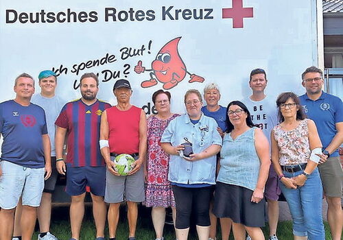 Gruppe posiert vor Deutsches Rotes Kreuz Fahrzeug.