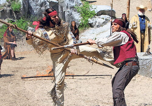 Winnetou und Ik Senanda im Kampf auf sandigem Boden.