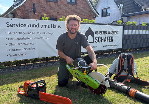 Mann mit Werkzeugen vor Hausobjektmanagement-Werbung