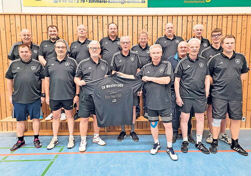 Sportteam in schwarzer Sportkleidung in einer Turnhalle.