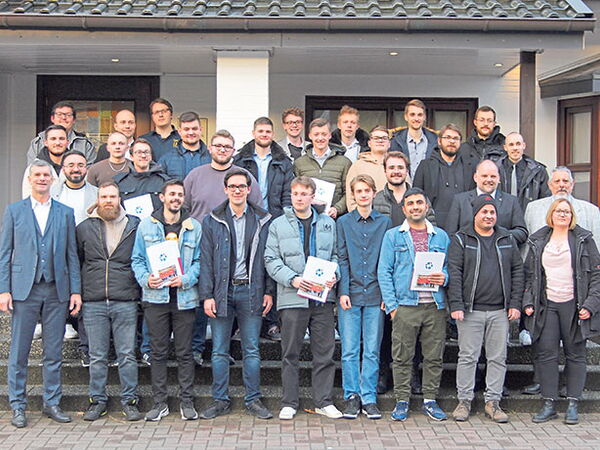 Andreas Münster, Obermeister der Innung der Elektrohandwerke für den Kreis Segeberg (links vorne), sprach in Tangstedt 25 Elektroniker der Energie- und Gebäudetechnik frei. Foto: mq Andreas Münster, Obermeister der Innung der Elektrohandwerke für den Kreis Segeberg (links vorne), sprach in Tangstedt 25 Elektroniker der Energie- und Gebäudetechnik frei. Foto: mq