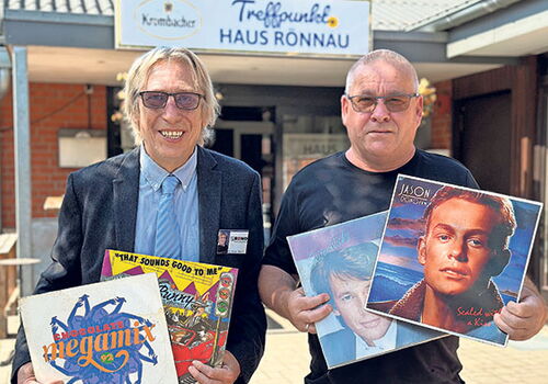 Peter Rowlin und Peter Hülsemann mit Schallplatten