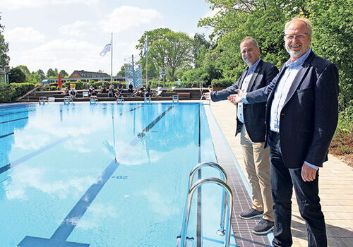 Bürgermeister Jan Christoph mit Jürgen Langmaack am Pool