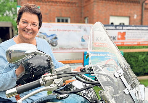 Bornhöveds Pastorin Ulrike Egener wird als erste Frau den Motorradgottesdienst am Hamburger Michel leiten. Bei dem Motorradtreffen in Gönnebek leitete Egener seit 20 Jahren den Gottesdienst.Foto: Blöcker