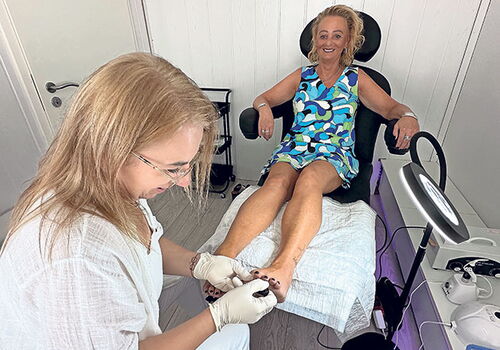 Frau erhält Pediküre in einem Schönheitssalon.