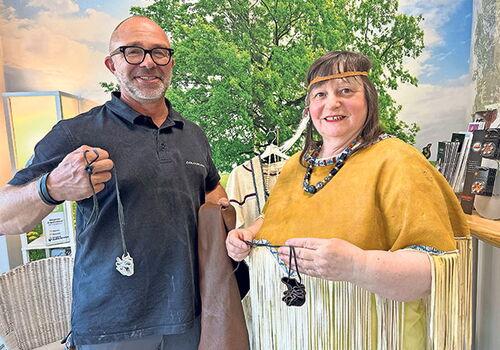 Zwei Personen zeigen Schmuck in einem Geschäft.