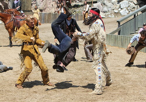 Szene aus einem Wildwest-Theaterstück mit Kampf.