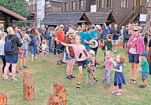 Menschen auf einem belebten Festival mit Hula-Hoop.
