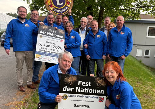 Gruppe des Lions Clubs mit Plakaten zum Fest der Nationen 2026.