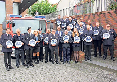 Feuerwehrteam mit Spenden in Höhe von 5000 Euro.