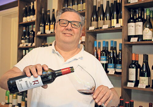 Frank Pagel mit Weinflasche