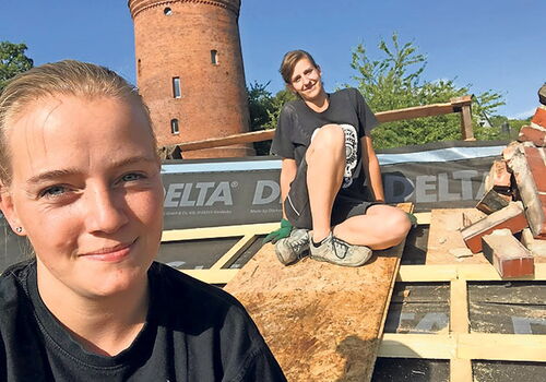 Madeleine Wolter und Hellen Wolter auf einer Baustelle.