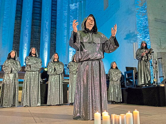 Gekleidet in Mönchsgewändern zelebriert das neunköpfige Ensemble Gregorian Grace ein besonderes Chorerlebnis. Basses Blatt verlost 20 mal zwei Karten für das Konzert in Kiel.Fotos: Bevis M. Nickel