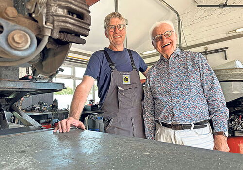 Für ein Vorgespräch war Moderator Hartmut Kühl (re.) zu Gast in der Werkstatt von Jörg Kretschmann.Foto: ohe